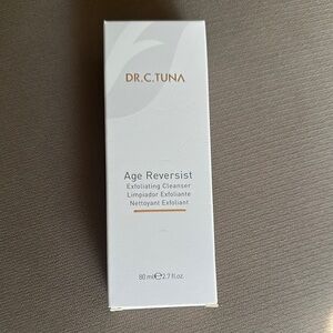 Age Reversist Exfoliating Cleanser - White